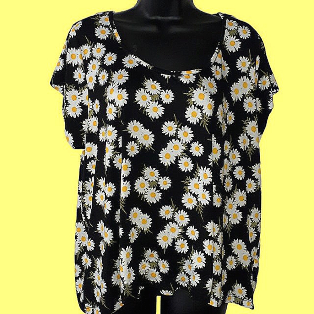 - FULL CIRCLE TRENDS DAISY TOP NWT
